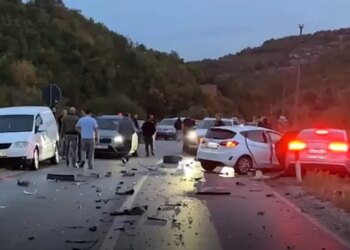 Video/ Aksident zinxhir në aksin Prishtinë-Gjilan, përfshihen disa automjete dhe raportohet për të plagosur