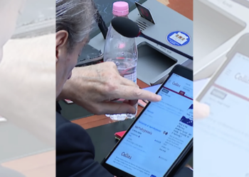 Video: Berisha, lideri i PD-së, kontrollon fjalorin anglisht në Kuvend dhe kërkon kuptimin e fjalës narkoshtet