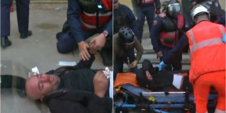 Video/ I gjakosur në rrugë, një person goditet nga protestuesit dhe policia e largon nga turma