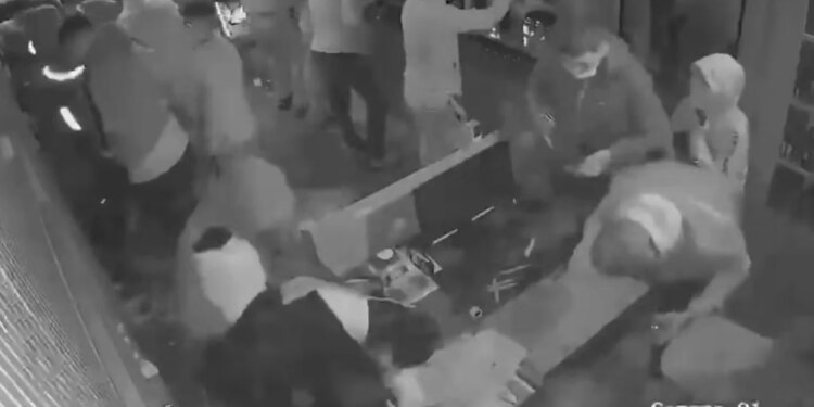 Video/ Kryeministria ndan pamjet kur protestuesit thyejnë hyrjen e biznesit dhe nisin plaçkitjen