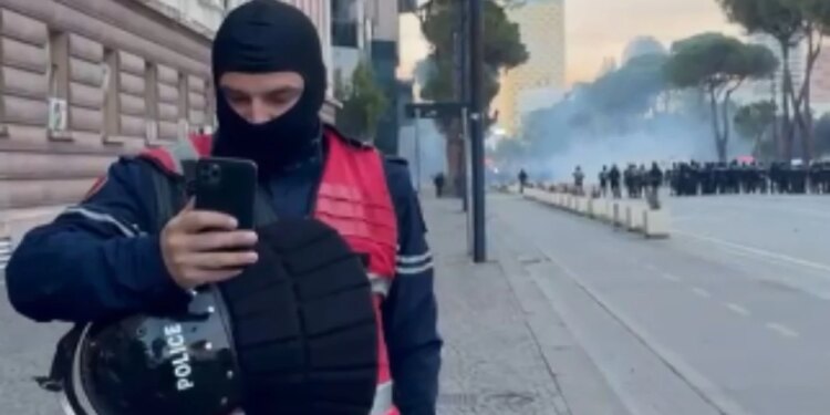 Video-Lajm/ Hë zemra e babit, momenti prekës kur polici në krye të detyrës telefonon fëmijët