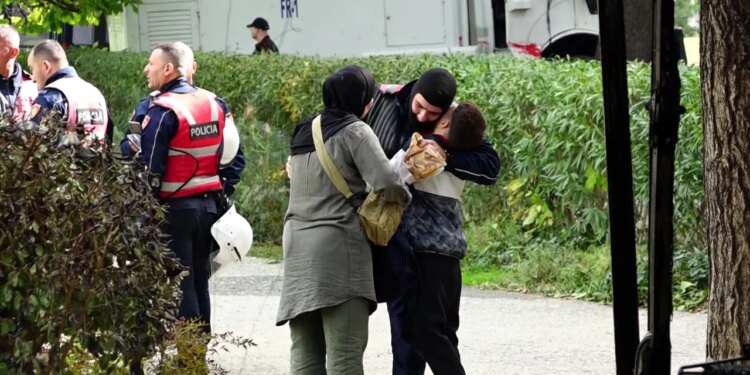 Video-Lajm/ Prekëse! Familjarët i çojnë për të ngrënë policit në krye të detyrës, fëmija i vogël e përqafon