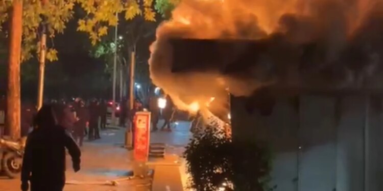 Video-Lajm: Protestuesit i vënë flakën një kioske tjetër në zonën e Tajvanit