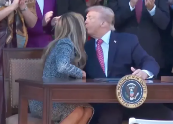 Video/ Moment i sikletshëm në Shtëpinë e Bardhë, Melania shmang puthjen me Trump para kamerave