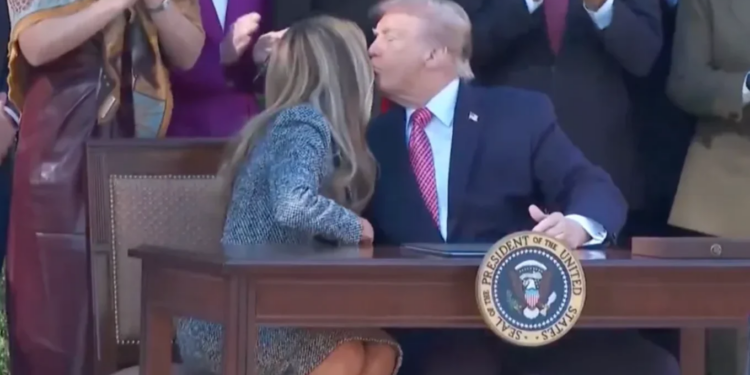 Video/ Moment i sikletshëm në Shtëpinë e Bardhë, Melania shmang puthjen me Trump para kamerave