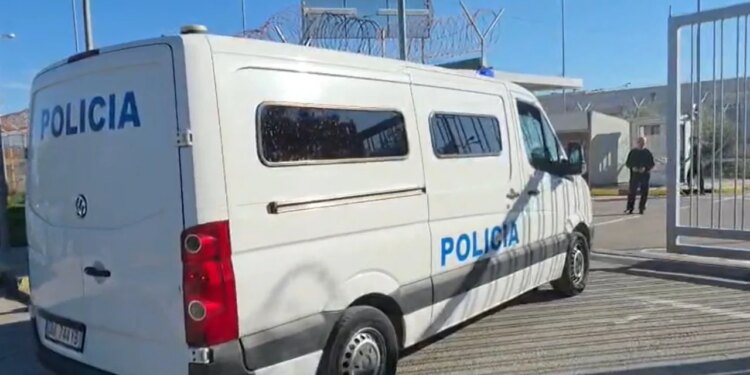 Video/ Momenti kur Erion Veliaj, i transferuar nga Durrësi, mbërrin në burgun e Fierit