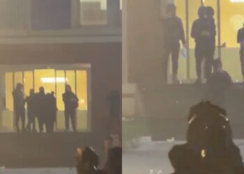Video/ Përplasja në selinë e PD-së: policia hedh gaz lotsjellës në oborrin e godinës