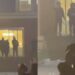 Video/ Përplasja në selinë e PD-së: policia hedh gaz lotsjellës në oborrin e godinës