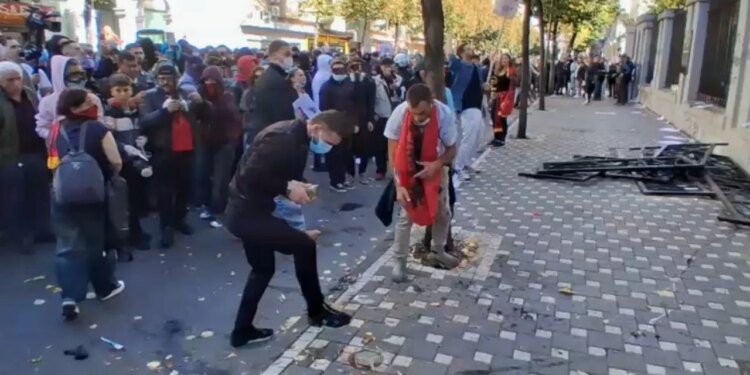 Video/ Përplasjet fizike mes të rinjve dhe policisë, edhe një gazetare i ra kapsolla në këmbë