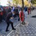 Video/ Përplasjet fizike mes të rinjve dhe policisë, edhe një gazetare i ra kapsolla në këmbë