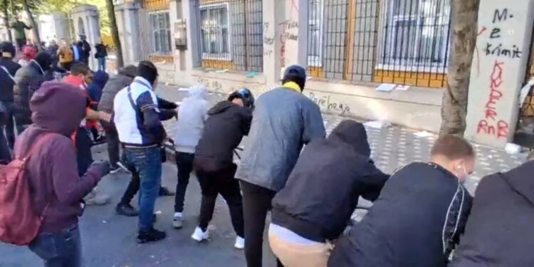 Video/ Protesta përpara Ministrisë së Arsimit — studentët shkulin kangjellat e trotuarit
