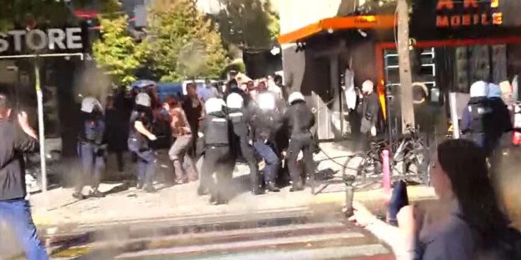 Video/ Protesta te Ministria e Arsimit, momenti kur i riu përballet i vetëm me 6 efektivë të policisë