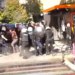 Video/ Protesta te Ministria e Arsimit, momenti kur i riu përballet i vetëm me 6 efektivë të policisë
