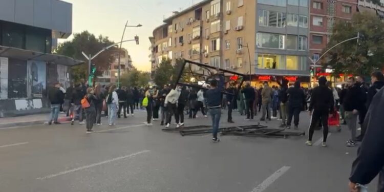 Video/ Protestuesit bllokojnë rrugën me kangjella, hedhin shashka e sende të forta ndaj policisë; policia i kundërpërgjigjet