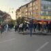 Video/ Protestuesit bllokojnë rrugën me kangjella, hedhin shashka e sende të forta ndaj policisë; policia i kundërpërgjigjet