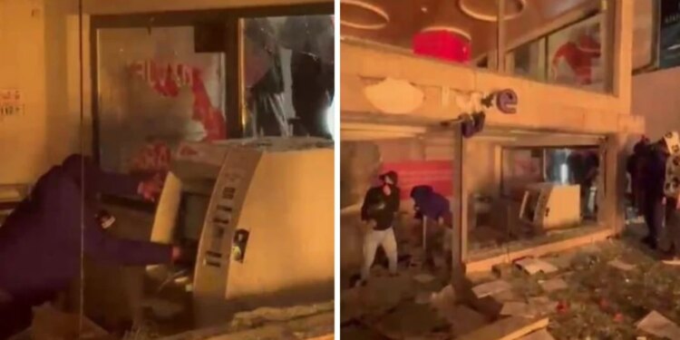 Video/ Protestuesit hynë në institucion financiar dhe e shkatërruan, momenti kur i riu tenton të 'grabisë' bankomatin