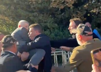 Video/ Tensione në Kosovë: protestuesit detyrojnë deputetin e Vetëvendosjes të kthehet me forcë në Kuvend