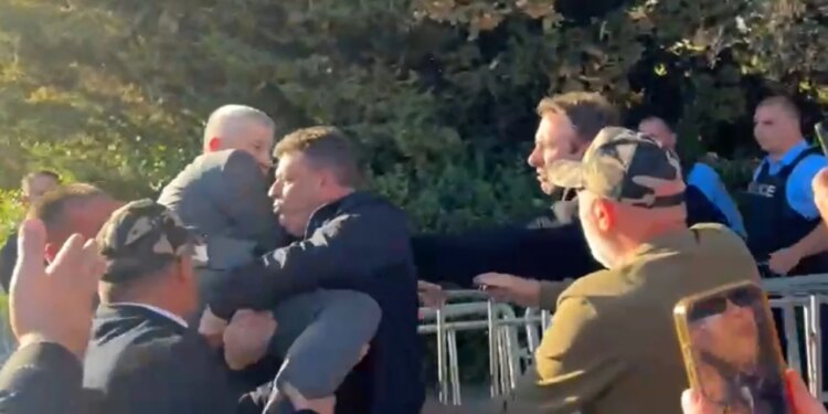 Video/ Tensione në Kosovë: protestuesit detyrojnë deputetin e Vetëvendosjes të kthehet me forcë në Kuvend