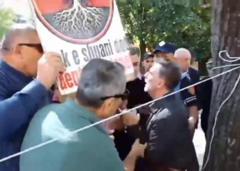 Video/ Tensione në tubimin e banorëve të Memaliajt, protestues tenton të godasë Erion Braçen me tabelë