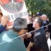 Video/ Tensione në tubimin e banorëve të Memaliajt, protestues tenton të godasë Erion Braçen me tabelë
