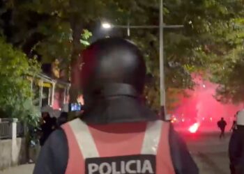 Video: momenti kur efektivi i policisë kërcënon gazetaren e Top Channel — Ik nga këtu se t’i qerrova sytë