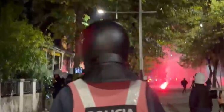 Video: momenti kur efektivi i policisë kërcënon gazetaren e Top Channel — Ik nga këtu se t’i qerrova sytë