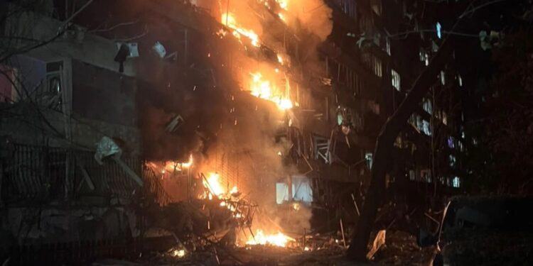 Vijojnë sulmet ruse në Ukrainë; me raketa goditet një kompleks banimi në Kiev