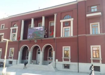 Vijon parkimi me pagesë në rrugët dhe sheshet kryesore të Durrësit, gjoba deri 20 mijë lekë për automjetet