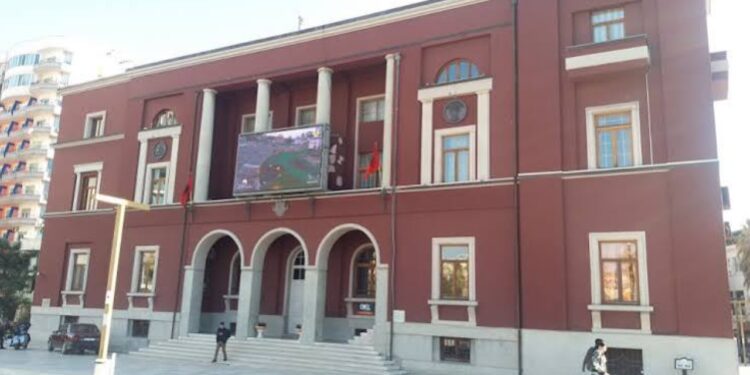 Vijon parkimi me pagesë në rrugët dhe sheshet kryesore të Durrësit, gjoba deri 20 mijë lekë për automjetet