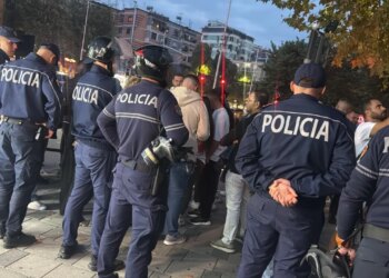 Vijon seanca maratonë në Kuvend, policia kordon para ri-grumbullimit të protestuesve