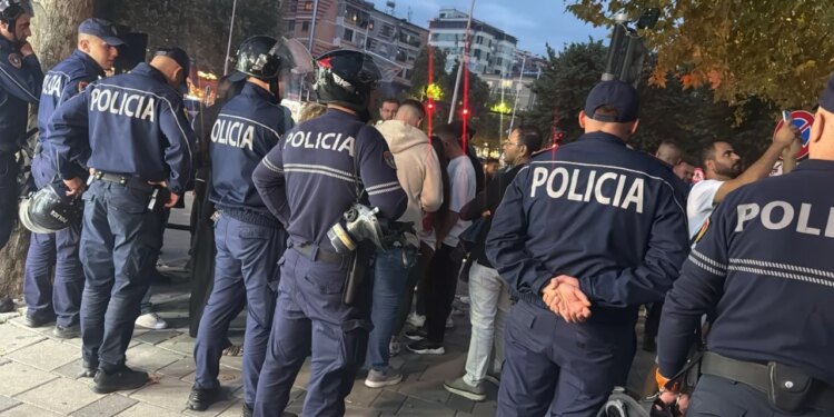 Vijon seanca maratonë në Kuvend, policia kordon para ri-grumbullimit të protestuesve