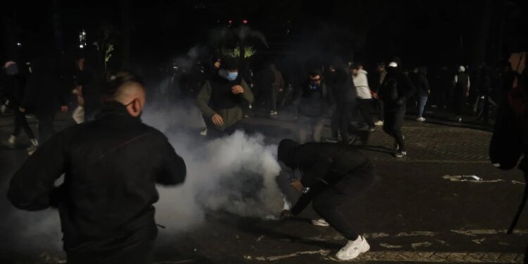 Vijon tensioni në rrugët e Tiranës; protestuesit shkojnë drejt Drejtorisë së Policisë, përballë bllokadës së uniformave blu