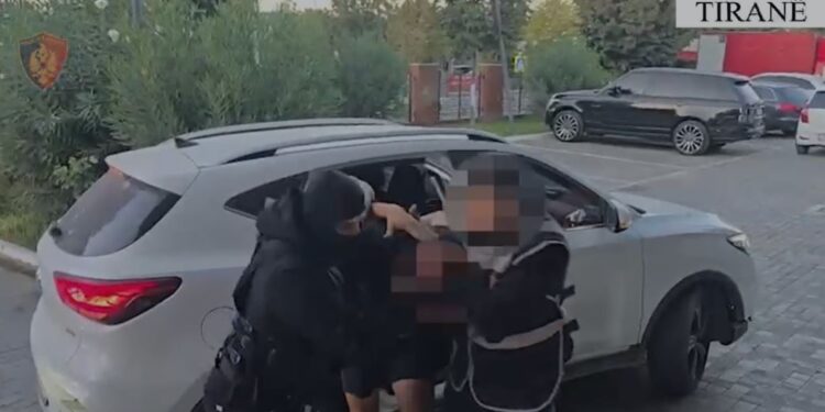 Vodhën 10 makina në Rinas dhe Tiranë, arrestohen 3 persona