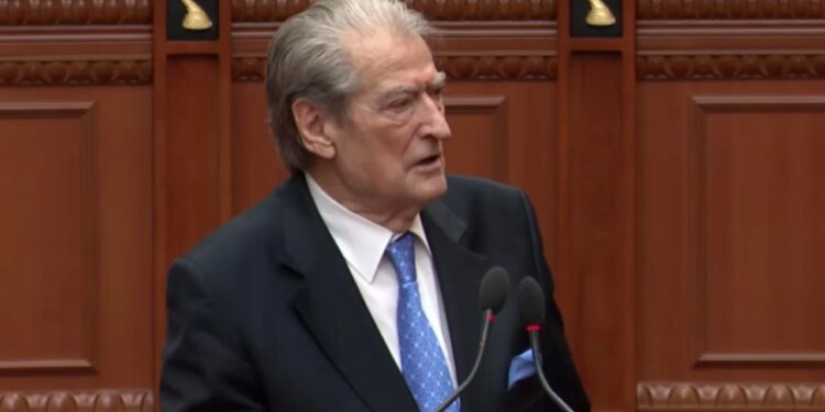 Votimi i hartës së re territoriale në Kuvend, Berisha shpërndan videon e pjesëmarrjes së Ballukut