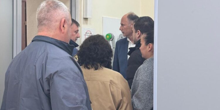 Vrasja e gjyqtarit Astrit Kalaja - Elvis dhe Gjon Shkëmbi dalin para gjykatës, seancë me dyer të mbyllura