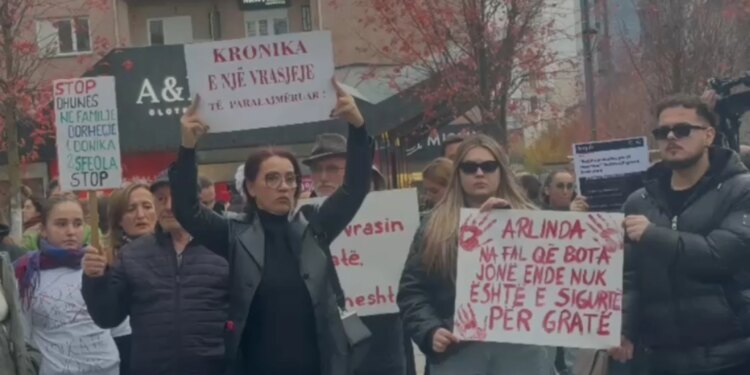Vrasja e grave, urgjencë kombëtare: pas vrasjes së Arlinda Zekajt nga kunati, familjarët në protestë në Kosovë