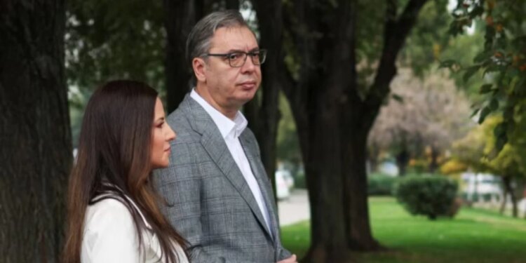 Zgjedhjet në Serbi provojnë pushtetin 14-vjeçar të Vuçiçit, frikë për manipulime dhe përballje me Listën e Studentëve