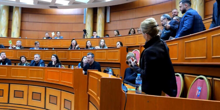 Zhvendosja e kryebashkiakut Veliaj në burgun e Fierit, debat bashkiak; Zhulali: Për status FB, Teliti: Ai u rrëmbye