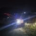 Zjarr përfshin subjektin në qytetin e Milotit; digjen katër kamionë dhe një eskavator, plagoset roja