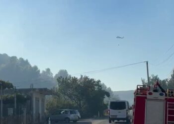 Zjarri në malin e Manatisë: era favorizon përhapjen e flakëve, ndërhyhet nga ajri me helikopter
