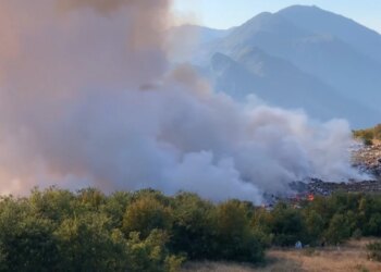 Zjarri përfshin venddepozitimin pranë aksit Bulqizë–Martanesh; re të mëdha tymi në zonë