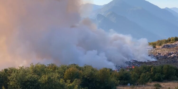 Zjarri përfshin venddepozitimin pranë aksit Bulqizë–Martanesh; re të mëdha tymi në zonë
